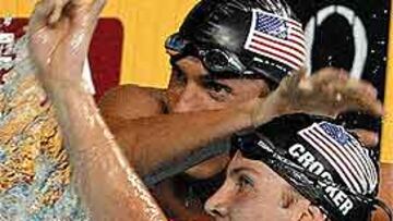 <b>TÚ A TEXAS, YO A BALTIMORE.</B> Crocker, de Maine y alumno de Texas, se saluda con Phelps, de Baltimore.