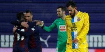 Borja Iglesias, cabizbajo, al final del partido ante el Eibar.