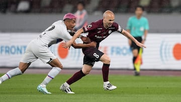 Julián Araujo, ante Iniesta en el Vissel Kobe-Barcelona.