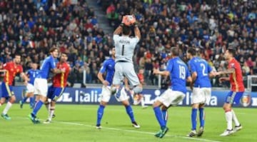 Italia y España igualaron 1-1 en Turín, en juego del grupo G por el paso al Mundial Rusia 2018. Vitolo marcó para el visitante y De Rossi para los locales.