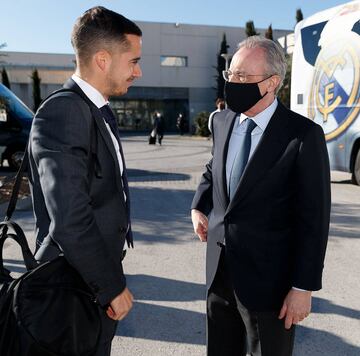 El presidente del Real Madrid, Florentino Pérez, despidiendo a Lucas Vázquez antes de viajar a Bérgamo. 