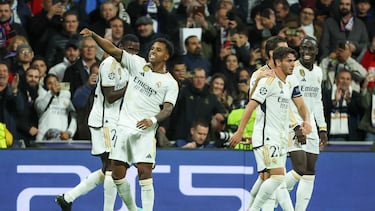 El delantero brasileño del Real Madrid Rodrygo celebra el tercer gol del equipo madridista durante el partido de la Liga de Campeones que Real Madrid y SC Braga disputan este miércoles en el estadio Santiago Bernabéu, en Madrid.