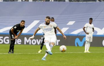 Benzema falla un penalti.