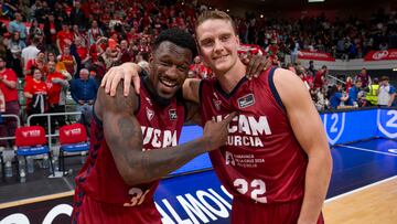 El base sueco de UCAM Murcia Ludde Hakanson (d) y el escolta georgiano Dylan Ennis (i), maximos anotadores de su equipo, celebran la victoria ante Casademont Zaragoza tras el partido de la trigésimo primera jornada de la Liga Endesa que han disputado este miércoles en el Palacio de los Deportes de Murcia.