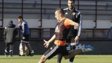 Alcácer golpea un balón en un entreno en presencia de Negredo.