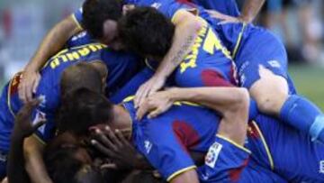 <b>VOLVIÓ LA PIÑA. </b>Los jugadores del Levante celebran el segundo gol con una piña humana que demuestra su máxima unión.