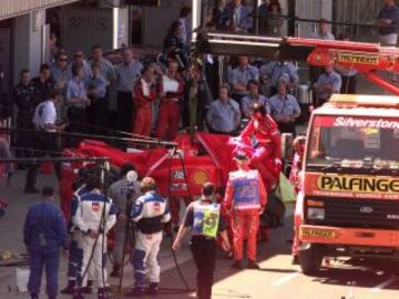 1999. Gran premio de Inglaterra. Schumacher sufre un accidente con su Ferrari y se fractura una pierna.