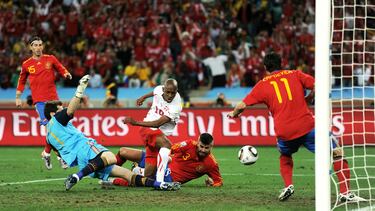 Gelson Fernandes bate a Casillas en presencia de Piqué y Capdevila en Sudáfrica 2010.