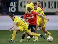PAMPLONA, 21/03/2026.- El centrocampista de Girona Viktor Tsygankov (i), y el centrocampista de Osasuna Iker Muñoz, durante el partido de la jornada 29 de LaLiga EA Sports entre Osasuna y Girona, este sábado en el estadio El Sadar en Pamplona.-EFE/ Jesús Diges