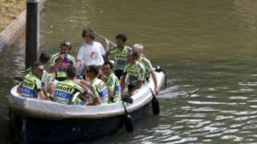 Los corredores llegaron en barca al escenario de la presentación. En la imagen, el Tinkoff de Contador.