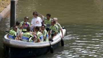 Los corredores llegaron en barca al escenario de la presentaci&oacute;n. En la imagen, el Tinkoff de Contador.
 
 
 