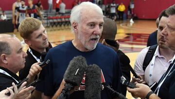 El entrenador de la selecci&oacute;n de baloncesto de Estados Unidos Gregg Popovich atiende a los medios tras un entrenamiento en Las Vegas, Nevada.  