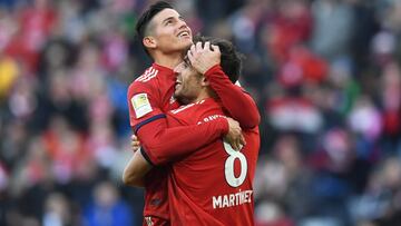 James Rodríguez se abraza a Javi Martínez.