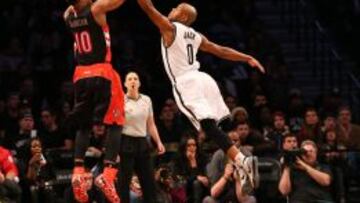 DeMar DeRozan lanza ante la defensa de Jarrett Jack.