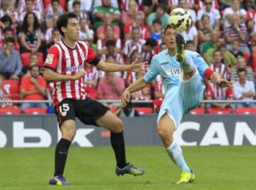 El defensa del Athletic Club de Bilbao Andoni Iraola presiona al delantero del Granada Francisco Medina "Piti".