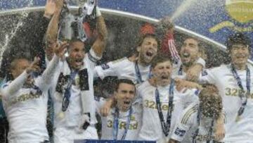 Los españoles del Swansea saborean su primer título