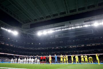Formación de ambos equipos. El Real Madrid jugó el partido ante el Villarreal con la nueva cubierta del Bernabéu cerrada.