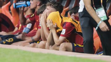 Jakarta (Indonesia), 24/11/2023.- Spanish players react after losing the FIFA U-17 World Cup quarter final match between Spain and Germany at the Jakarta International Stadium in Jakarta, Indonesia, 24 November 2023. (Mundial de Fútbol, Alemania, España) EFE/EPA/MAST IRHAM
