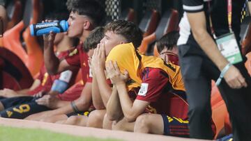Jakarta (Indonesia), 24/11/2023.- Spanish players react after losing the FIFA U-17 World Cup quarter final match between Spain and Germany at the Jakarta International Stadium in Jakarta, Indonesia, 24 November 2023. (Mundial de Fútbol, Alemania, España) EFE/EPA/MAST IRHAM