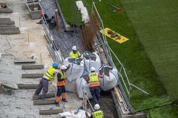 Los trabajos de remodelación del estadio del Real Madrid siguen sin pausa. A unos días del estreno los esfuerzos se centran en el terreno de juego.