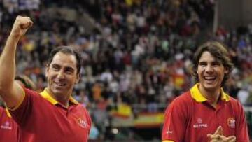 <b>ÚLTIMA CITA. </b>Albert Costa y Rafa Nadal celebran la Davis 2009.