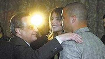 <b>SALUDOS. </b>Florentino saludó a Ronaldo y Daniela al final del acto.