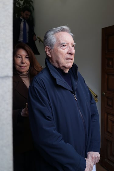 Lola Carretero e Iñaki Gabilondo asisten a la capilla ardiente por Fernando Ónega situada en la Casa de Galicia de Madrid.
