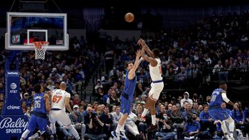 DALLAS, TEXAS - MARCH 09: Alec Burks #18 of the New York Knicks shoots the ball against Luka Doncic #77 of the Dallas Mavericks in the second half at American Airlines Center on March 09, 2022 in Dallas, Texas. NOTE TO USER: User expressly acknowledges and agrees that, by downloading and or using this photograph, User is consenting to the terms and conditions of the Getty Images License Agreement.   Tom Pennington/Getty Images/AFP
 == FOR NEWSPAPERS, INTERNET, TELCOS &amp; TELEVISION USE ONLY ==