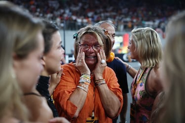 La madre de Lando Norris, Cisca Wauman, visiblemente emocionada por el título de su hijo.