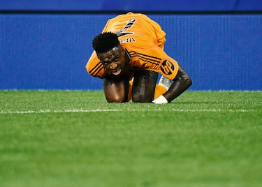 Vinicius se duele sobre el césped del Reale Arena.