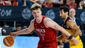 MANRESA (BARCELONA), 30/05/2025.- El ala-pívot letón del Baxi Manresa, Marcis Steinbergs (i), es defendido por el base italiano de La Laguna Tenerife, Bruno Fitipaldo, durante el encuentro de la jornada 34 de la Liga Endesa entre el Baxi Manresa y el La Laguna Tenerife, disputado este viernes en el Pabellón Nou Congost de Manresa. EFE/Siu Wu