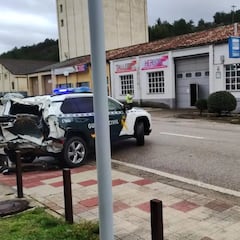 Un camionero choca contra tres patrullas de Guardia Civil y amenaza a los agentes con un cuchillo
