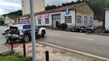 Un camionero choca contra tres patrullas de Guardia Civil y amenaza a los agentes con un cuchillo