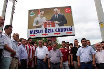 Manifestación bajo un cartel que dice, en turco 'Calle Mesut Özil', en Zonguldak.