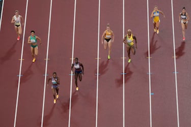 La estadounidense Melissa Jefferson-Wooden (abajo) lidera la competencia durante la semifinal femenina de 200 metros en el Campeonato Mundial de Atletismo en Tokio. 