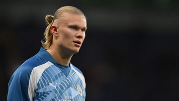 Manchester City's Norwegian striker #09 Erling Haaland warms up ahead of the English Premier League football match between Chelsea and Manchester City at Stamford Bridge in London on November 12, 2023. (Photo by Glyn KIRK / IKIMAGES / AFP) / RESTRICTED TO EDITORIAL USE. No use with unauthorized audio, video, data, fixture lists, club/league logos or 'live' services. Online in-match use limited to 45 images, no video emulation. No use in betting, games or single club/league/player publications.