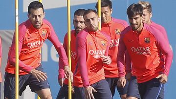 Alcácer, Arda y Andre Gomes, en la imagen junto a Busquets, tendrán hoy la oportunidad de mostrar su categoría en Alicante