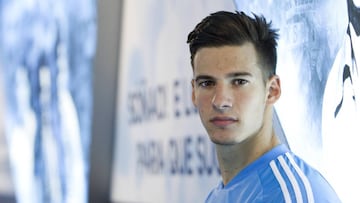 El delantero vigués Santi Mina posa para AS en el túnel de vestuario de Balaídos.