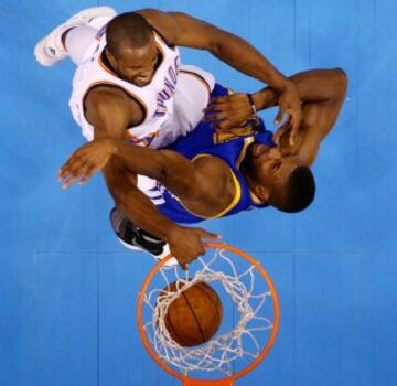 Instante del tercer partido entre Oklahoma City Thunder y Golden State Warriors en la eliminatoria de la conferencia oeste. Serge Ibaka encesta ante Festus Ezeli en un encuentro en el que los Thunder nachacaron a los Warriors por 133-105.