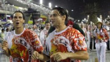 El tenista español Rafael Nadal (i), y su compatriota David Ferrer (d), participan hoy, domingo 15 de febrero de 2015, en el desfile de la escuela de Samba Unidos do Viradouro, en el sambódromo de Río de Janeiro (Brasil), en el primer día de los desfiles de carnaval de las escuelas de samba del grupo especial.