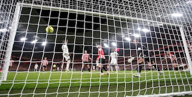 0-2. Centro de Trent Alexander-Arnold al segundo palo que cabecea Kylian Mbappé al lado contrario. El balón, le llega a Eduardo Camavinga que remata, también con la testa, a puerta vacía y subir el segundo tanto al marcador.