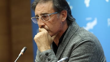 Loren Juarros, director deportivo, pensativo durante una comparecencia de prensa.