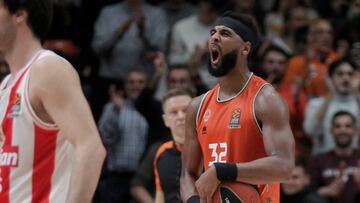 VALENCIA, 06/12/2023.- El pívot estadounidense del Valencia Basket Brandon Davies celebra una acción durante el partido de la jornada 12 de la EuroLiga que Valencia Basket y Estrella Roja disputan hoy miércoles en La Fuente de San Luis, en Valencia. EFE/Manuel Bruque
