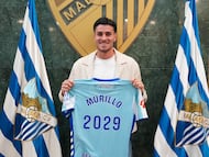 Diego Murillo posa con su camiseta tras firma la renovación con el Málaga hasta 2029.