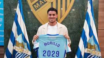 Diego Murillo posa con su camiseta tras firma la renovación con el Málaga hasta 2029.