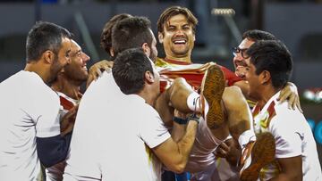 David Ferrer manteado por sus asistentes durante el homenaje que ha recibido a la finalización del partido de treintaidosavos de final del Mutua Madrid Open.