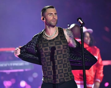 Al comenzar a cantar Sugar, Adam Levine hizo que los fans enloquecieran al quitarse la chamarra.