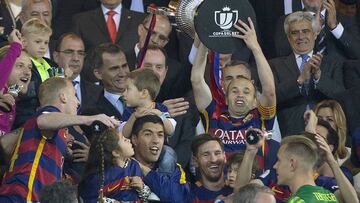 Iniesta levanta la Copa conquistada ante el Sevilla en 2016.