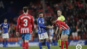 Los jugadores del Lugo y el Oviedo durante el partido.