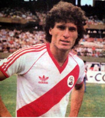 Su traspaso a River fue muy polémico por aquella época, incluso 'Los Barras' se presentaron en su domicilio. En River participó en 94 partidos oficiales y marcó 5 goles. Con el club millonario Consiguió el Campeonato de Primera División (1985/86), Copa Libertadores (1986) y Copa Intercontinental (1986).